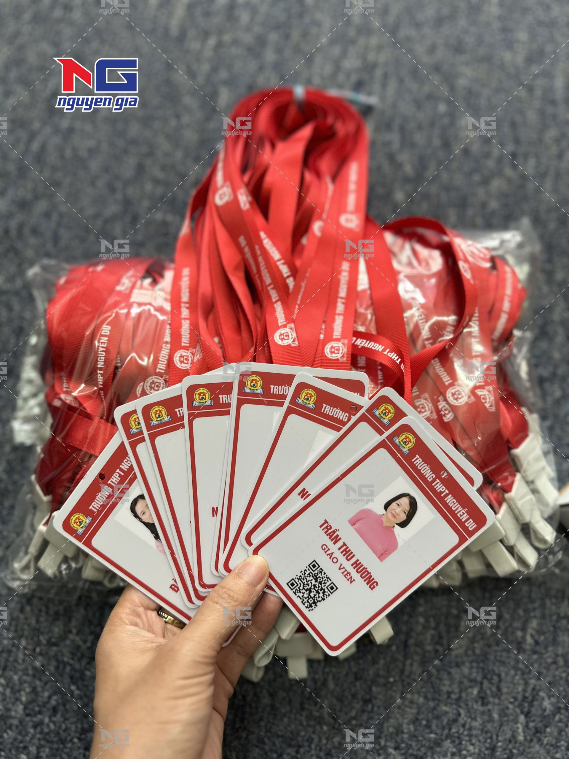 mẫu thẻ nhân viên văn phòng
